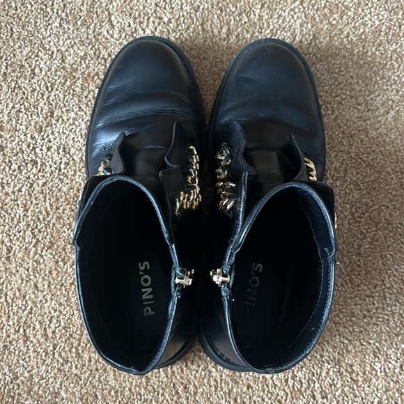 Boots with gold chain - Picture 5 of 5